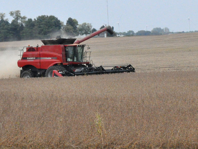 A farmer harvests soybeans in Missouri. The harvest price option won&#039;t pay this fall for corn or soybeans, but some lawmakers still maintain it is too costly. (DTN file photo by Chris Clayton) 